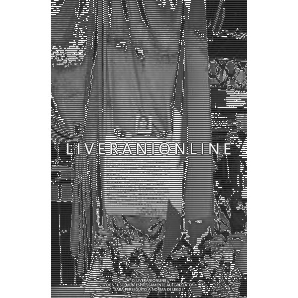 MILANO 03/05/1975 - FUNERALI di SERGIO RAMELLI, aggredito il 13 Aprile da militanti dell\'ultra sinistra che lo colpirono alla testa con chiavii inglesi e sbarre di ferro. NELLA FOTO CORONE E FIORI DAVANTI ALLA SUA ABITAZIONE, in via Amadeo ©Archivio Giovanni Liverani/AG. ALDO LIVERANI SAS