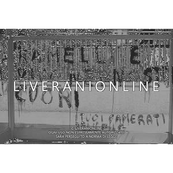 MILANO 03/05/1975 - FUNERALI di SERGIO RAMELLI, aggredito il 13 Aprile da militanti dell\'ultra sinistra che lo colpirono alla testa con chiavii inglesi e sbarre di ferro. NELLA FOTO SCRITTE ALLA FERMATA DEL TRAM, SUI MURI E PER LE VIE DELLA CITTA\' ©Archivio Giovanni Liverani/AG. ALDO LIVERANI SAS