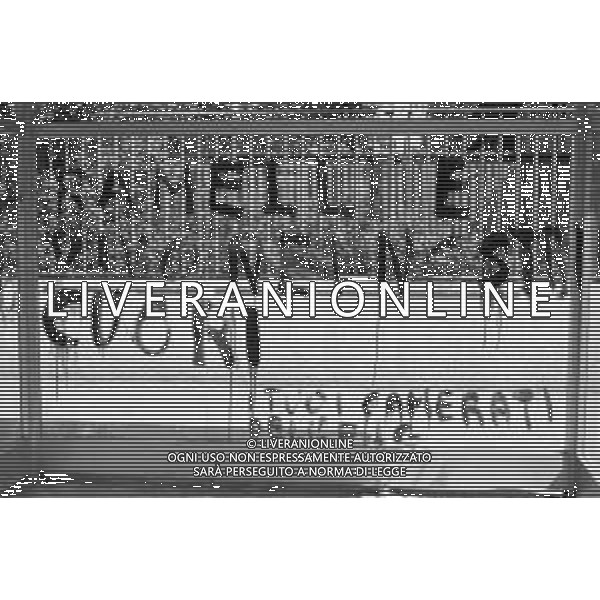 MILANO 03/05/1975 - FUNERALI di SERGIO RAMELLI, aggredito il 13 Aprile da militanti dell\'ultra sinistra che lo colpirono alla testa con chiavii inglesi e sbarre di ferro. NELLA FOTO SCRITTE ALLA FERMATA DEL TRAM, SUI MURI E PER LE VIE DELLA CITTA\' ©Archivio Giovanni Liverani/AG. ALDO LIVERANI SAS