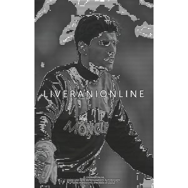 RETROSPETTIVA LUIGI TURCI CALCIATORE NELLA FOTO LUIGI TURCI CON LA MAGLIA DELLA CREMONESE CALCIO NELL\'ANNO 1992-1993 AG ALDO LIVERANI SAS 