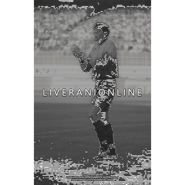 RETROSPETTIVA LUIGI TURCI CALCIATORE NELLA FOTO LUIGI TURCI CON LA MAGLIA DELLA CREMONESE CALCIO NELL\'ANNO 1994-1995 AG ALDO LIVERANI SAS 