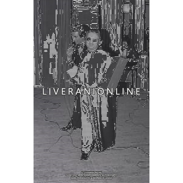 RETROSPETTIVA PADRE ELIGIO PSEUDONIMO DI PADRE ANGELO GELMINI ASSISTENTE SPIRITUALE  NELLA FOTO PADRE ELIGIO PREMIATO AD OSTUNI CON IL PREMIO “ULIVO D\'ARGENTO“ NELL\'ANNO 1975 AG ALDO LIVERANI SAS  