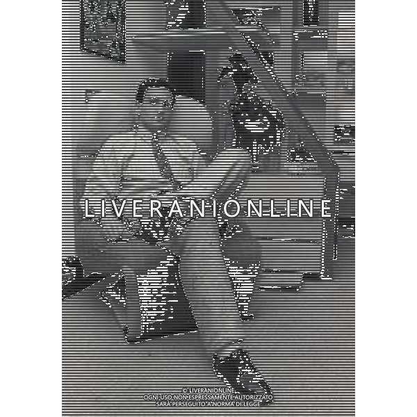 RETROSPETTIVA SERGIO BATTISTINI CALCIATORE NELLA FOTO SERGIO BATTISTINI A MILANO NELLA SUA ABITAZIONE NELL\'ANNO 1984-1985 AG ALDO LIVERANI SAS 