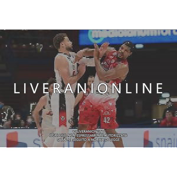 ¬© TVRG un contatto tra Kyle Weems (Bologna) e Kyle Hines (Milano) AX Armani Exchange Milano vs Virtus Segafredo Bologna Campionato Serie A UnipolSai - 13a giornata regular season Assago (MI) 06-01-2022 Mediolanum Forum foto Roberto Garavaglia/ag. Aldo Liverani sas/AGENZIA ALDO LIVERANI SAS