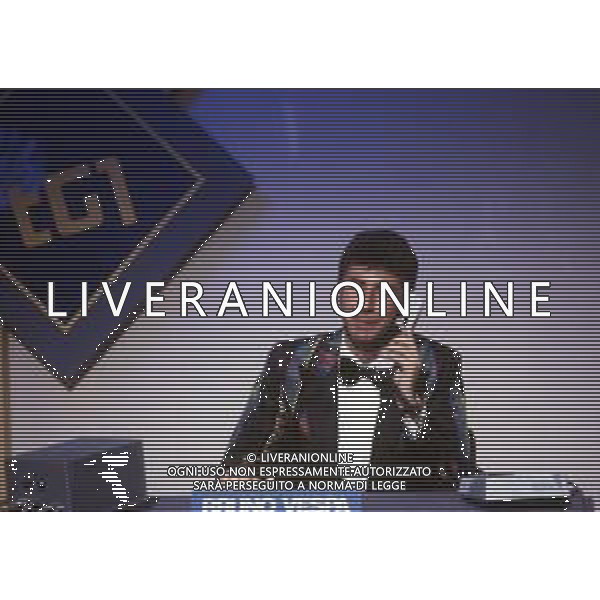 RETROSPETTIVA FABIO FAZIO CONDUTTORE TELEVISIVO - AUTORE TELEVISIVO-IMITATORE-SCRITTORE E DOPPIATORE TELEVISIVO NELLA FOTO FABIO FAZIO NELLA TRASMISSIONE TELEVISIVA“FATE IL VOSTRO GIOCO“ NELL\'ANNO 1988 AG ALDO LIVERANI SAS