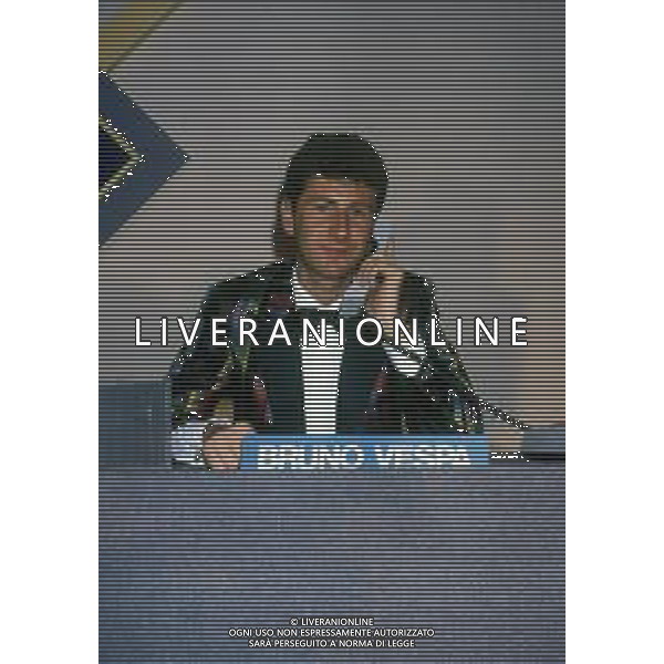 RETROSPETTIVA FABIO FAZIO CONDUTTORE TELEVISIVO - AUTORE TELEVISIVO-IMITATORE-SCRITTORE E DOPPIATORE TELEVISIVO NELLA FOTO FABIO FAZIO NELLA TRASMISSIONE TELEVISIVA“FATE IL VOSTRO GIOCO“ NELL\'ANNO 1988 AG ALDO LIVERANI SAS