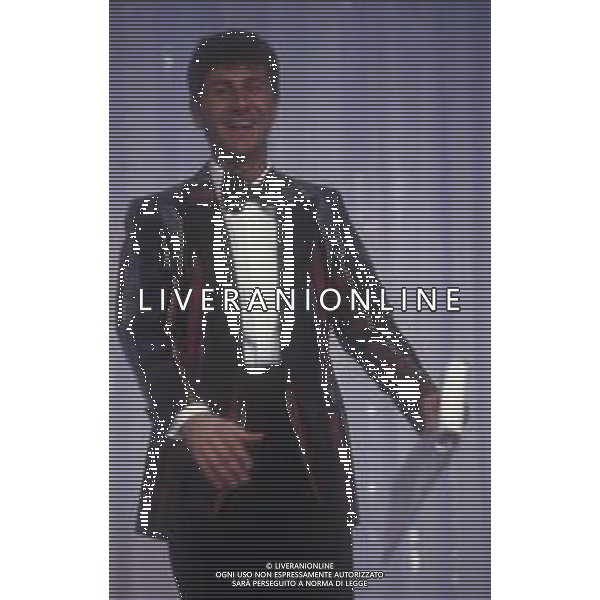 RETROSPETTIVA FABIO FAZIO CONDUTTORE TELEVISIVO - AUTORE TELEVISIVO-IMITATORE-SCRITTORE E DOPPIATORE TELEVISIVO NELLA FOTO FABIO FAZIO NELLA TRASMISSIONE TELEVISIVA“FATE IL VOSTRO GIOCO“ NELL\'ANNO 1988 AG ALDO LIVERANI SAS