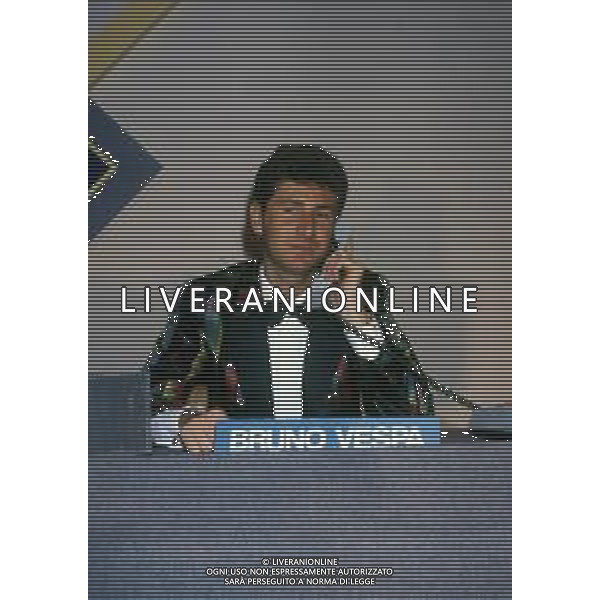 RETROSPETTIVA FABIO FAZIO CONDUTTORE TELEVISIVO - AUTORE TELEVISIVO-IMITATORE-SCRITTORE E DOPPIATORE TELEVISIVO NELLA FOTO FABIO FAZIO NELLA TRASMISSIONE TELEVISIVA“FATE IL VOSTRO GIOCO“ NELL\'ANNO 1988 AG ALDO LIVERANI SAS