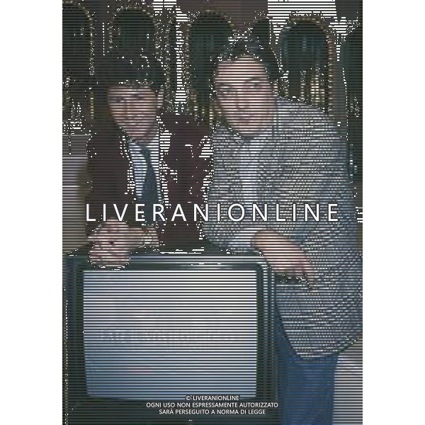 RETROSPETTIVA FABIO FAZIO CONDUTTORE TELEVISIVO - AUTORE TELEVISIVO-IMITATORE-SCRITTORE E DOPPIATORE TELEVISIVO NELLA FOTO FABIO FAZIO NELLA TRASMISSIONE TELEVISIVA“FATE IL VOSTRO GIOCO“ NELL\'ANNO 1988 CON GIANNI CIARDO AG ALDO LIVERANI SAS