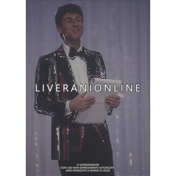 RETROSPETTIVA FABIO FAZIO CONDUTTORE TELEVISIVO - AUTORE TELEVISIVO-IMITATORE-SCRITTORE E DOPPIATORE TELEVISIVO NELLA FOTO FABIO FAZIO NELLA TRASMISSIONE TELEVISIVA“FATE IL VOSTRO GIOCO“ NELL\'ANNO 1988 AG ALDO LIVERANI SAS