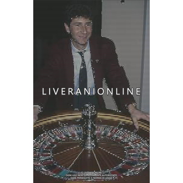 RETROSPETTIVA FABIO FAZIO CONDUTTORE TELEVISIVO - AUTORE TELEVISIVO-IMITATORE-SCRITTORE E DOPPIATORE TELEVISIVO NELLA FOTO FABIO FAZIO NELLA TRASMISSIONE TELEVISIVA“FATE IL VOSTRO GIOCO“ NELL\'ANNO 1988 AG ALDO LIVERANI SAS