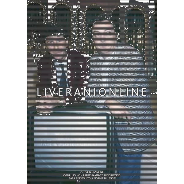 RETROSPETTIVA FABIO FAZIO CONDUTTORE TELEVISIVO - AUTORE TELEVISIVO-IMITATORE-SCRITTORE E DOPPIATORE TELEVISIVO NELLA FOTO FABIO FAZIO NELLA TRASMISSIONE TELEVISIVA“FATE IL VOSTRO GIOCO“ NELL\'ANNO 1988 CON GIANNI CIARDO AG ALDO LIVERANI SAS
