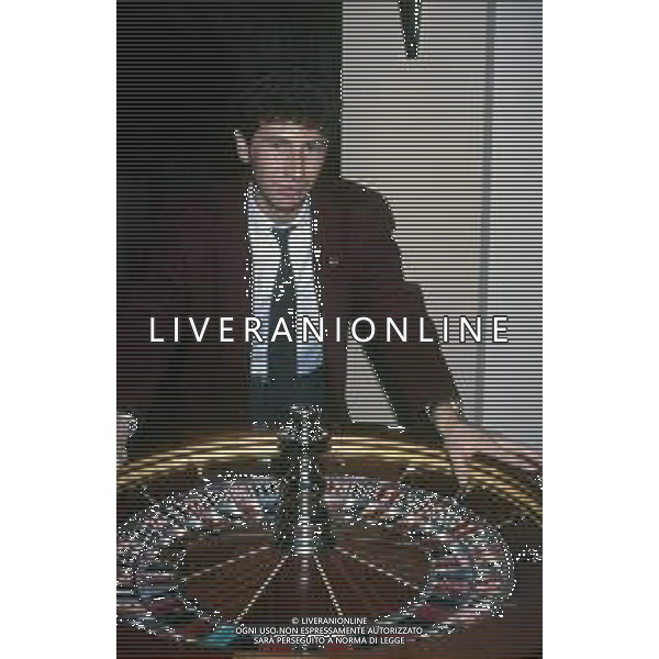 RETROSPETTIVA FABIO FAZIO CONDUTTORE TELEVISIVO - AUTORE TELEVISIVO-IMITATORE-SCRITTORE E DOPPIATORE TELEVISIVO NELLA FOTO FABIO FAZIO NELLA TRASMISSIONE TELEVISIVA“FATE IL VOSTRO GIOCO“ NELL\'ANNO 1988 AG ALDO LIVERANI SAS
