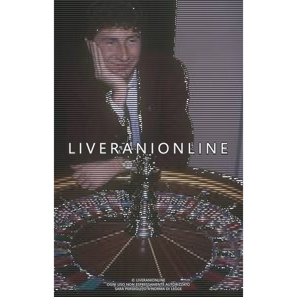 RETROSPETTIVA FABIO FAZIO CONDUTTORE TELEVISIVO - AUTORE TELEVISIVO-IMITATORE-SCRITTORE E DOPPIATORE TELEVISIVO NELLA FOTO FABIO FAZIO NELLA TRASMISSIONE TELEVISIVA“FATE IL VOSTRO GIOCO“ NELL\'ANNO 1988 AG ALDO LIVERANI SAS