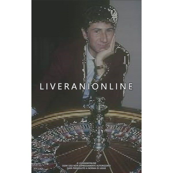 RETROSPETTIVA FABIO FAZIO CONDUTTORE TELEVISIVO - AUTORE TELEVISIVO-IMITATORE-SCRITTORE E DOPPIATORE TELEVISIVO NELLA FOTO FABIO FAZIO NELLA TRASMISSIONE TELEVISIVA“FATE IL VOSTRO GIOCO“ NELL\'ANNO 1988 AG ALDO LIVERANI SAS