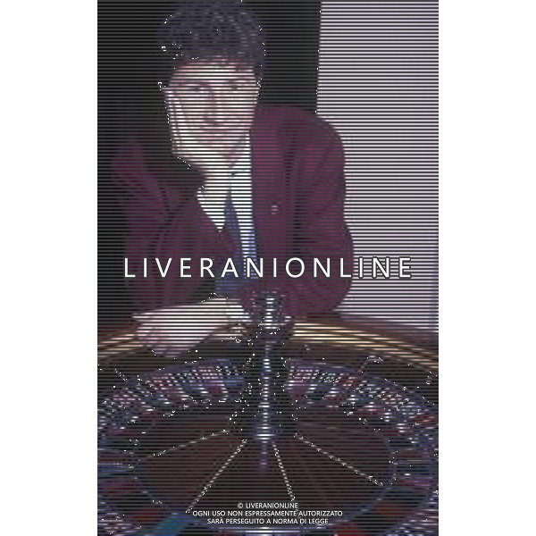 RETROSPETTIVA FABIO FAZIO CONDUTTORE TELEVISIVO - AUTORE TELEVISIVO-IMITATORE-SCRITTORE E DOPPIATORE TELEVISIVO NELLA FOTO FABIO FAZIO NELLA TRASMISSIONE TELEVISIVA“FATE IL VOSTRO GIOCO“ NELL\'ANNO 1988 AG ALDO LIVERANI SAS