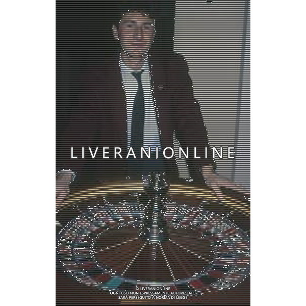 RETROSPETTIVA FABIO FAZIO CONDUTTORE TELEVISIVO - AUTORE TELEVISIVO-IMITATORE-SCRITTORE E DOPPIATORE TELEVISIVO NELLA FOTO FABIO FAZIO NELLA TRASMISSIONE TELEVISIVA“FATE IL VOSTRO GIOCO“ NELL\'ANNO 1988 AG ALDO LIVERANI SAS