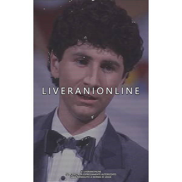 RETROSPETTIVA FABIO AGOSTINO FRANCESCO FAZIO CONDUTTORE TELEVISIVO-IMITATORE-SCRITTORE E PRODUTTORE ARTISTICO NELLA FOTO FABIO FAZIO NELL\'ANNO 1984 NELLA TRASIMISSIONE TELEVISIVA "LORETTA GOGGI IN QUIZ“ AG ALDO LIVERANI SAS