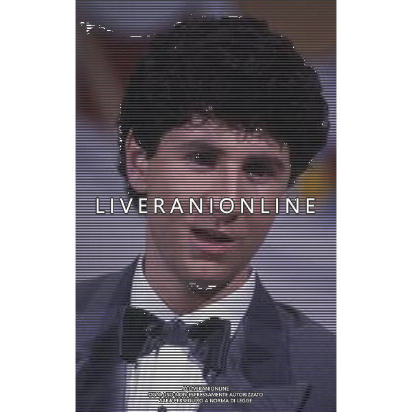 RETROSPETTIVA FABIO AGOSTINO FRANCESCO FAZIO CONDUTTORE TELEVISIVO-IMITATORE-SCRITTORE E PRODUTTORE ARTISTICO NELLA FOTO FABIO FAZIO NELL\'ANNO 1984 NELLA TRASIMISSIONE TELEVISIVA "LORETTA GOGGI IN QUIZ“ AG ALDO LIVERANI SAS