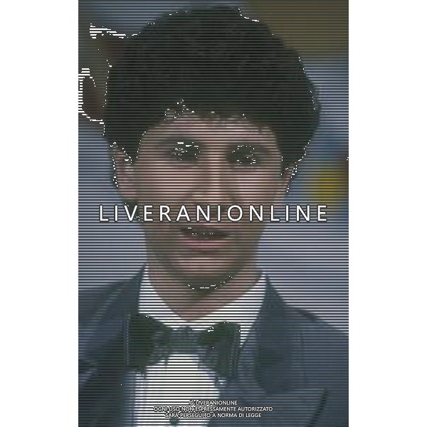 RETROSPETTIVA FABIO AGOSTINO FRANCESCO FAZIO CONDUTTORE TELEVISIVO-IMITATORE-SCRITTORE E PRODUTTORE ARTISTICO NELLA FOTO FABIO FAZIO NELL\'ANNO 1984 NELLA TRASIMISSIONE TELEVISIVA "LORETTA GOGGI IN QUIZ“ AG ALDO LIVERANI SAS
