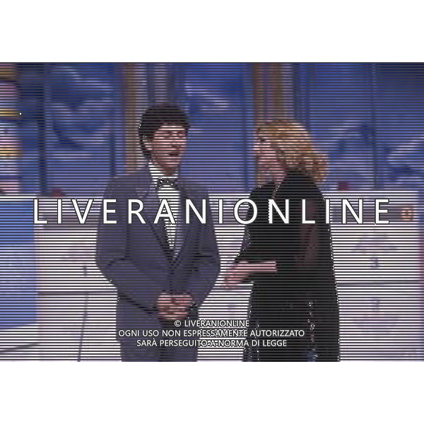 RETROSPETTIVA FABIO AGOSTINO FRANCESCO FAZIO CONDUTTORE TELEVISIVO-IMITATORE-SCRITTORE E PRODUTTORE ARTISTICO NELLA FOTO FABIO FAZIO NELL\'ANNO 1984 CON LORETTA GOGGI NELLA TRASIMISSIONE TELEVISIVA "LORETTA GOGGI IN QUIZ“ AG ALDO LIVERANI SAS