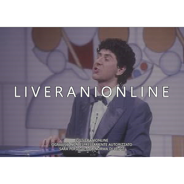 RETROSPETTIVA FABIO AGOSTINO FRANCESCO FAZIO CONDUTTORE TELEVISIVO-IMITATORE-SCRITTORE E PRODUTTORE ARTISTICO NELLA FOTO FABIO FAZIO NELL\'ANNO 1984 NELLA TRASIMISSIONE TELEVISIVA "LORETTA GOGGI IN QUIZ“ AG ALDO LIVERANI SAS