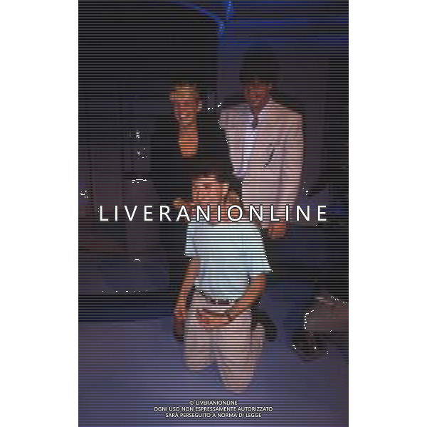 RETROSPETTIVA FABIO AGOSTINO FRANCESCO FAZIO CONDUTTORE TELEVISIVO-IMITATORE-SCRITTORE E PRODUTTORE ARTISTICO NELLA FOTO FABIO FAZIO NELL\'ANNO 1988 NELLA TRASMISSIONE TELEVISIVA “FORZA ITALIA“CON WALTER ZENGA E ROBERTA TERMALI AG ALDO LIVERANI SAS