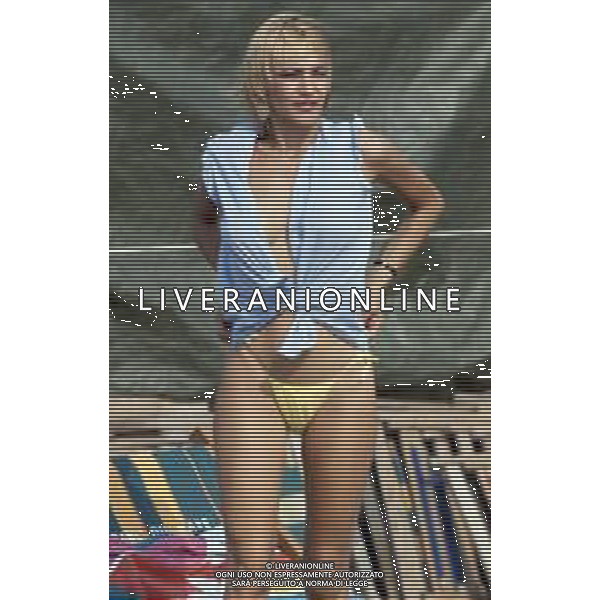 RETROSPETTIVA GLORIA PIEDIMONTE ATTRICE E CANTANTE ANNI \'80 NELLA FOTO AL MARE IN SPIAGGIA NEL 1983 ©Archivio Giovanni Liverani/AGENZIA ALDO LIVERANI SAS