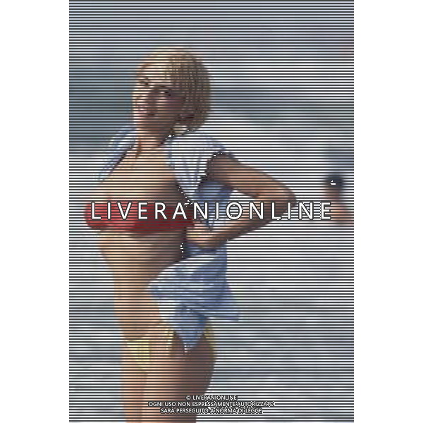 RETROSPETTIVA GLORIA PIEDIMONTE ATTRICE E CANTANTE ANNI \'80 NELLA FOTO AL MARE IN SPIAGGIA NEL 1983 ©Archivio Giovanni Liverani/AGENZIA ALDO LIVERANI SAS