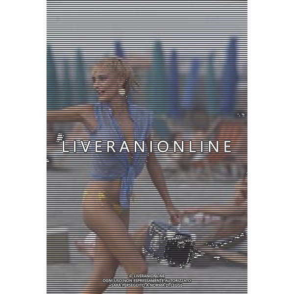 RETROSPETTIVA GLORIA PIEDIMONTE ATTRICE E CANTANTE ANNI \'80 NELLA FOTO AL MARE IN SPIAGGIA NEL 1983 ©Archivio Giovanni Liverani/AGENZIA ALDO LIVERANI SAS