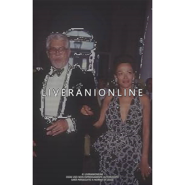 RETROSPETTIVA JAMES COBURN ATTORE NELLA FOTO JAMES COBURN CON LA MOGLIE PAULA O\'HARA A CERNOBBIO NELL\'ANNO 1992 AG ALDO LIVERANI SAS 