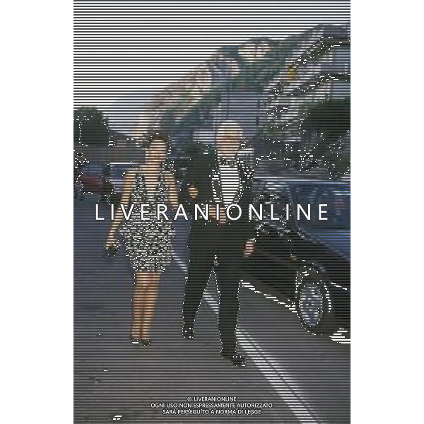 RETROSPETTIVA JAMES COBURN ATTORE NELLA FOTO JAMES COBURN CON LA MOGLIE PAULA O\'HARA A CERNOBBIO NELL\'ANNO 1992 AG ALDO LIVERANI SAS 