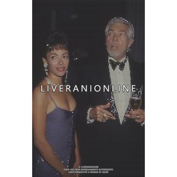 RETROSPETTIVA JAMES COBURN ATTORE NELLA FOTO JAMES COBURN CON LA MOGLIE PAULA O\'HARA A CERNOBBIO NELL\'ANNO 1992 AG ALDO LIVERANI SAS 