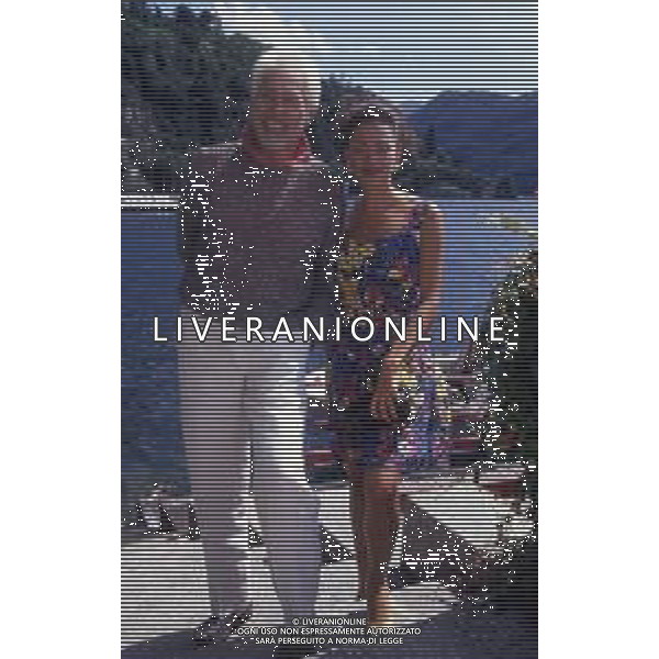 RETROSPETTIVA JAMES COBURN ATTORE NELLA FOTO JAMES COBURN CON LA MOGLIE PAULA O\'HARA A CERNOBBIO NELL\'ANNO 1992 AG ALDO LIVERANI SAS 