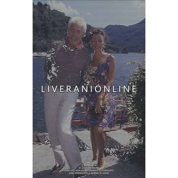RETROSPETTIVA JAMES COBURN ATTORE NELLA FOTO JAMES COBURN CON LA MOGLIE PAULA O\'HARA A CERNOBBIO NELL\'ANNO 1992 AG ALDO LIVERANI SAS 