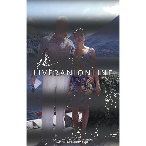 RETROSPETTIVA JAMES COBURN ATTORE NELLA FOTO JAMES COBURN CON LA MOGLIE PAULA O\'HARA A CERNOBBIO NELL\'ANNO 1992 AG ALDO LIVERANI SAS 