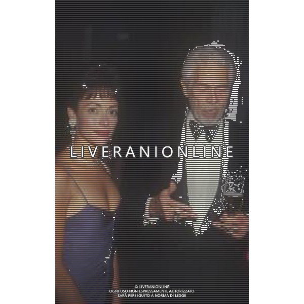 RETROSPETTIVA JAMES COBURN ATTORE NELLA FOTO JAMES COBURN CON LA MOGLIE PAULA O\'HARA A CERNOBBIO NELL\'ANNO 1992 AG ALDO LIVERANI SAS 