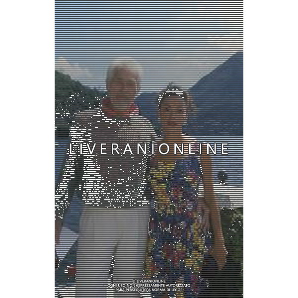 RETROSPETTIVA JAMES COBURN ATTORE NELLA FOTO JAMES COBURN CON LA MOGLIE PAULA O\'HARA A CERNOBBIO NELL\'ANNO 1992 AG ALDO LIVERANI SAS  