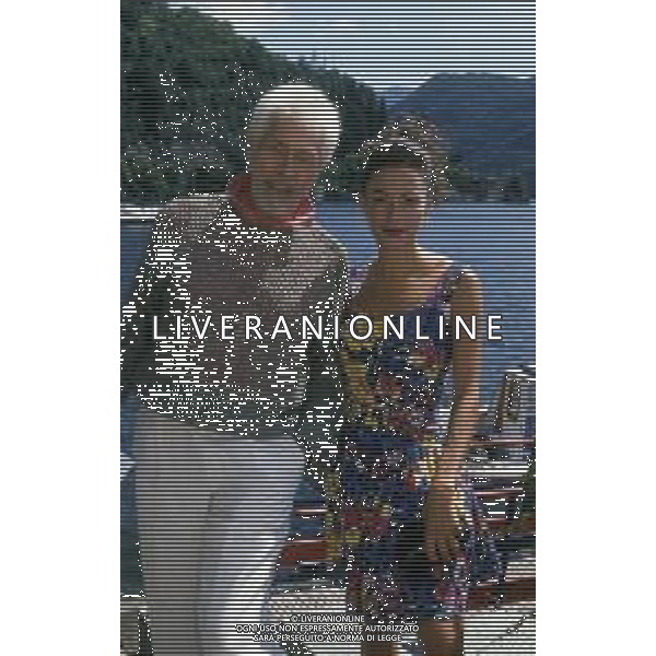 RETROSPETTIVA JAMES COBURN ATTORE NELLA FOTO JAMES COBURN CON LA MOGLIE PAULA O\'HARA A CERNOBBIO NELL\'ANNO 1992 AG ALDO LIVERANI SAS 