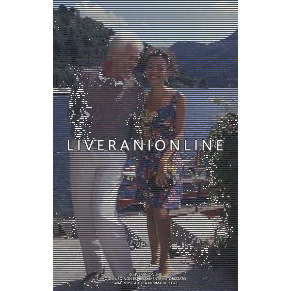 RETROSPETTIVA JAMES COBURN ATTORE NELLA FOTO JAMES COBURN CON LA MOGLIE PAULA O\'HARA A CERNOBBIO NELL\'ANNO 1992 AG ALDO LIVERANI SAS 