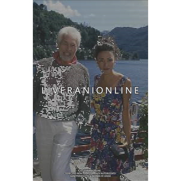 RETROSPETTIVA JAMES COBURN ATTORE NELLA FOTO JAMES COBURN CON LA MOGLIE PAULA O\'HARA A CERNOBBIO NELL\'ANNO 1992 AG ALDO LIVERANI SAS 