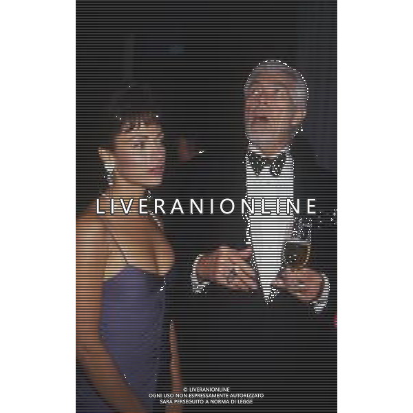RETROSPETTIVA JAMES COBURN ATTORE NELLA FOTO JAMES COBURN CON LA MOGLIE PAULA O\'HARA A CERNOBBIO NELL\'ANNO 1992 AG ALDO LIVERANI SAS 