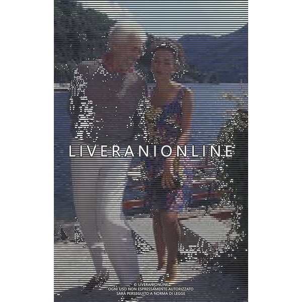 RETROSPETTIVA JAMES COBURN ATTORE NELLA FOTO JAMES COBURN CON LA MOGLIE PAULA O\'HARA A CERNOBBIO NELL\'ANNO 1992 AG ALDO LIVERANI SAS 