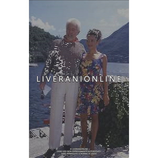 RETROSPETTIVA JAMES COBURN ATTORE NELLA FOTO JAMES COBURN CON LA MOGLIE PAULA O\'HARA A CERNOBBIO NELL\'ANNO 1992 AG ALDO LIVERANI SAS 