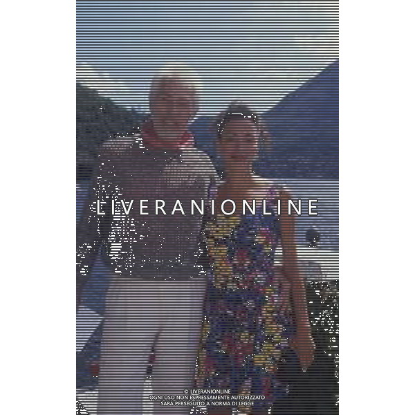 RETROSPETTIVA JAMES COBURN ATTORE NELLA FOTO JAMES COBURN CON LA MOGLIE PAULA O\'HARA A CERNOBBIO NELL\'ANNO 1992 AG ALDO LIVERANI SAS 