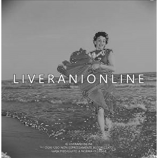 RETROSPETTIVA EVA FISCHER PITTRICE JUGOSLAVA NATURALIZZATA ITALIANA AL MARE SULLA SPIAGGIA NEGLI ANNI \'50-60 ©Archivio Giovanni Liverani/AGENZIA ALDO LIVERANI SAS