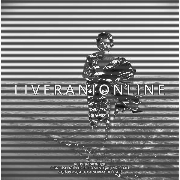 RETROSPETTIVA EVA FISCHER PITTRICE JUGOSLAVA NATURALIZZATA ITALIANA AL MARE SULLA SPIAGGIA NEGLI ANNI \'50-60 ©Archivio Giovanni Liverani/AGENZIA ALDO LIVERANI SAS