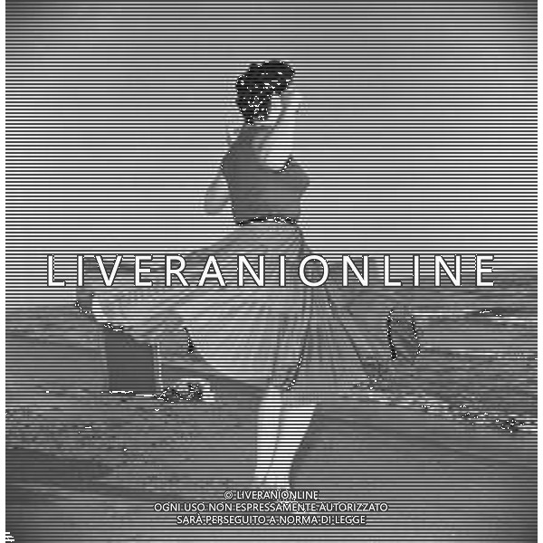 RETROSPETTIVA EVA FISCHER PITTRICE JUGOSLAVA NATURALIZZATA ITALIANA AL MARE SULLA SPIAGGIA NEGLI ANNI \'50-60 ©Archivio Giovanni Liverani/AGENZIA ALDO LIVERANI SAS