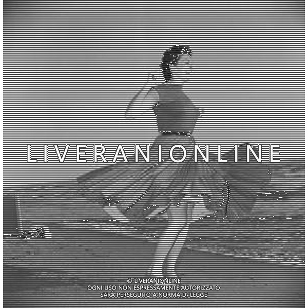 RETROSPETTIVA EVA FISCHER PITTRICE JUGOSLAVA NATURALIZZATA ITALIANA AL MARE SULLA SPIAGGIA NEGLI ANNI \'50-60 ©Archivio Giovanni Liverani/AGENZIA ALDO LIVERANI SAS