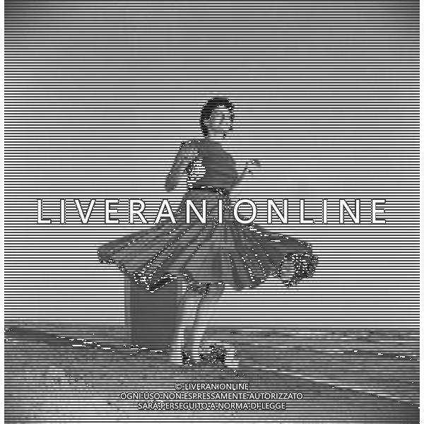 RETROSPETTIVA EVA FISCHER PITTRICE JUGOSLAVA NATURALIZZATA ITALIANA AL MARE SULLA SPIAGGIA NEGLI ANNI \'50-60 ©Archivio Giovanni Liverani/AGENZIA ALDO LIVERANI SAS